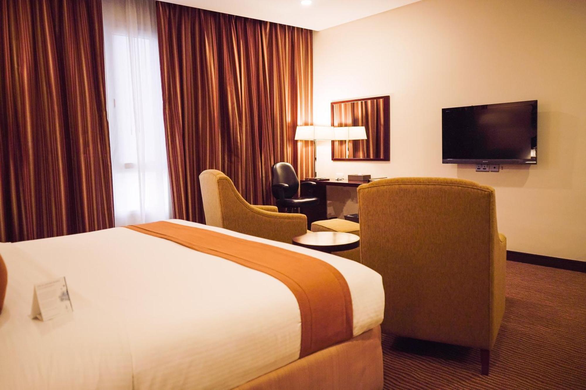 City Seasons Hotel & Suites Muscat Exterior photo